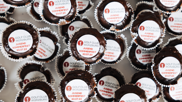 Gruppe von Schokoladen-Cupcakes mit weißen Etiketten